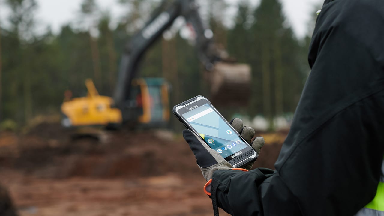 handheld nautiz x6 in field